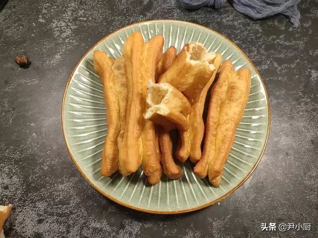 炸蓬松酥脆油条到底加不加酵母,炸油条时记住配方和3个小技巧