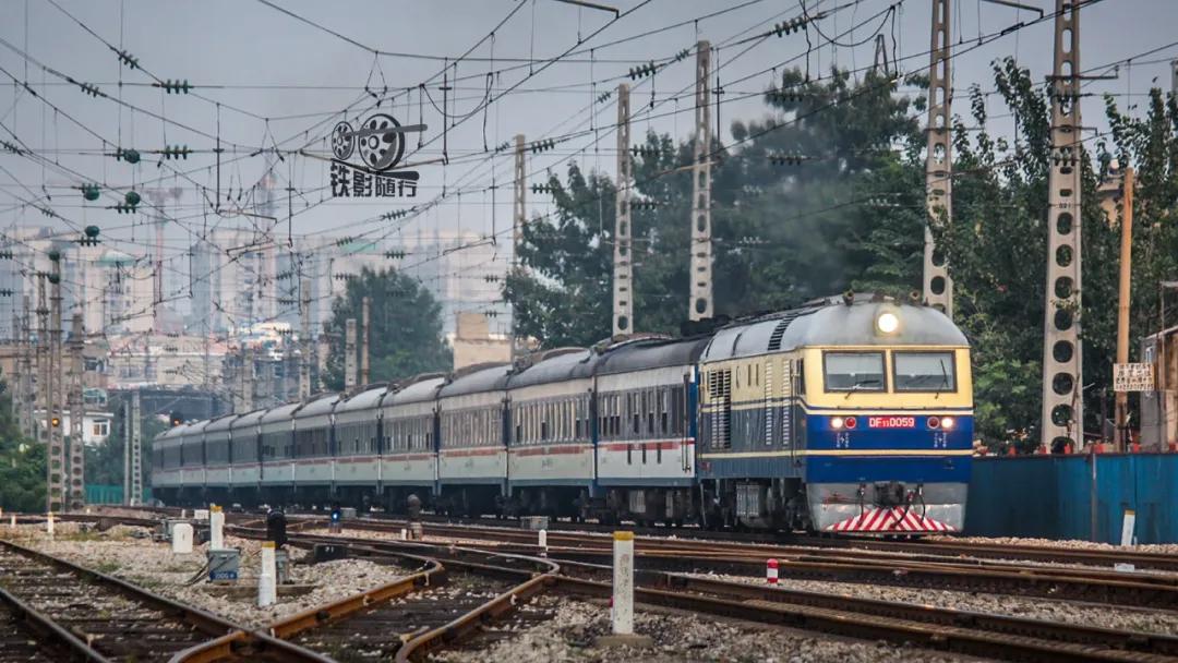 铁影车,东风11型内燃机车照片