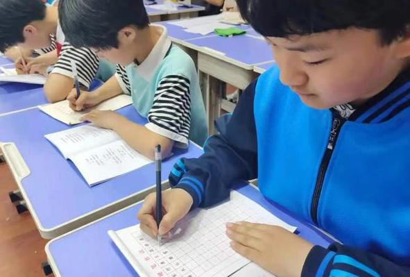 小学生罚抄字体,小学生罚抄三万多个字