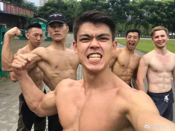 混血肌肉男模被“硬核阿姨”袭胸？她们做了我不敢做的事！