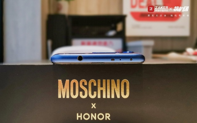 挖孔屏好用吗，相机自带8倍镜，能玩英雄联盟：荣耀V20体验