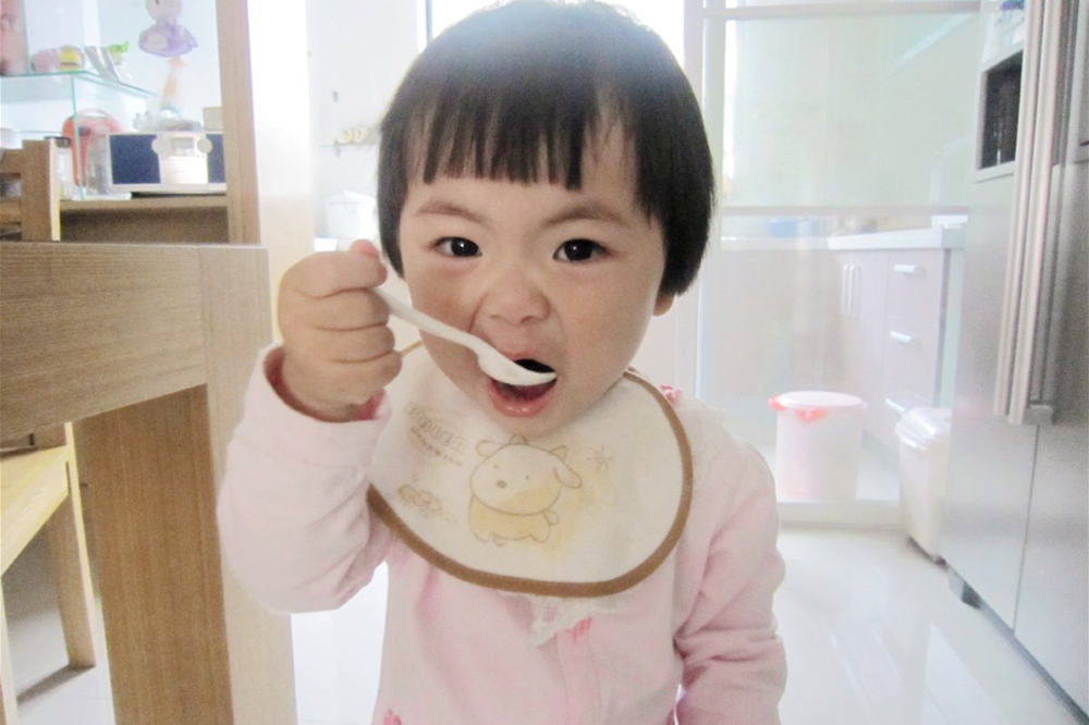 儿童被鱼刺卡住正确的处理办法,孩子被鱼刺卡住了怎么处理