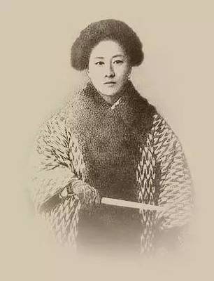 毛*东泽**敲响了“板仓杨寓”大门,一个圆脸大眼睛的少女出现在眼前