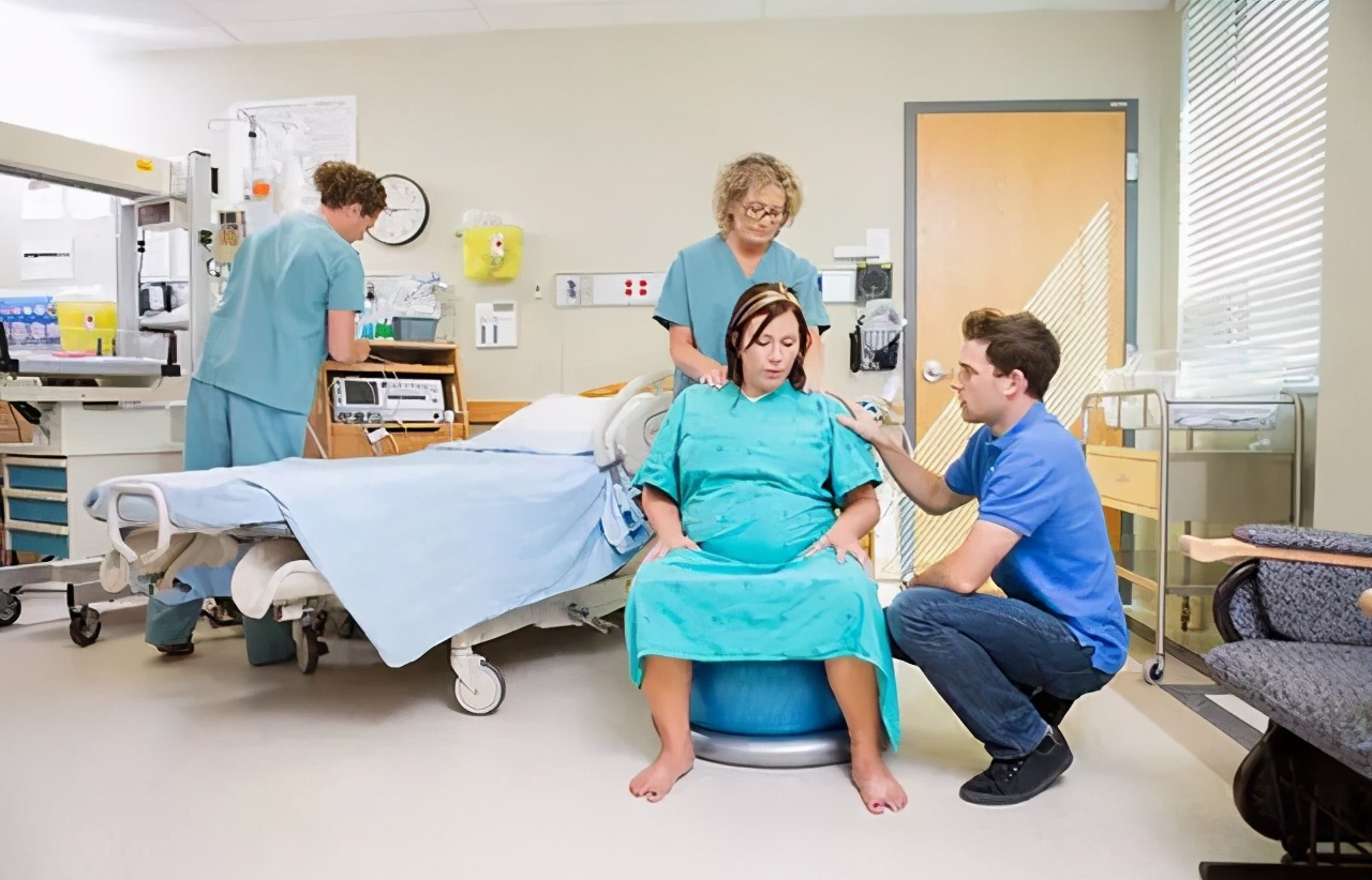 生娃时女人到底经历了啥？三个妈妈的生产述说，顺转剖太扎心