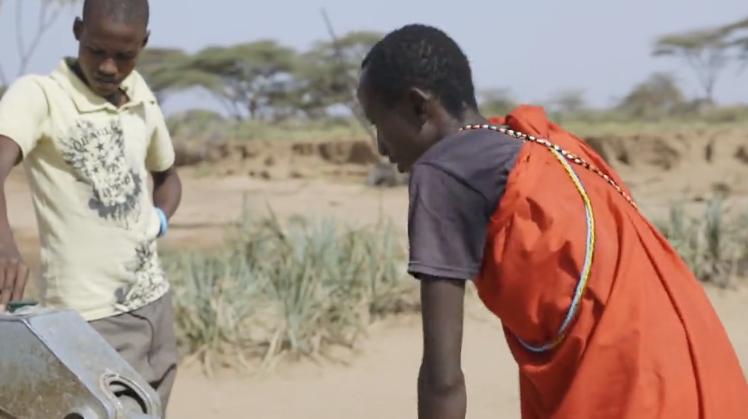 非洲女人拒绝割礼，自己用牛粪盖房建立女人村，拒绝男人进入