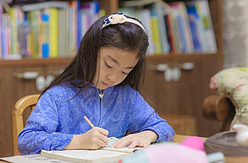 小学生总是为写作文发愁怎么办,孩子写作业犯愁怎么教育