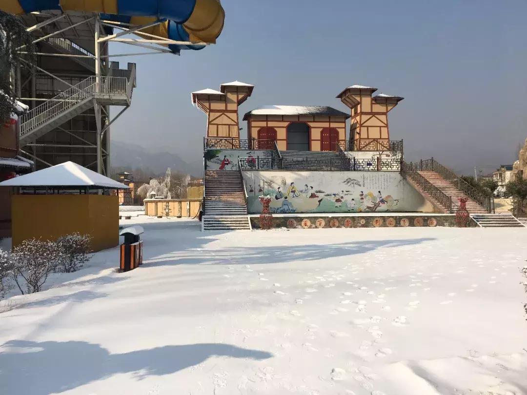 墨子古街观光小火车,中原雪乡晚上