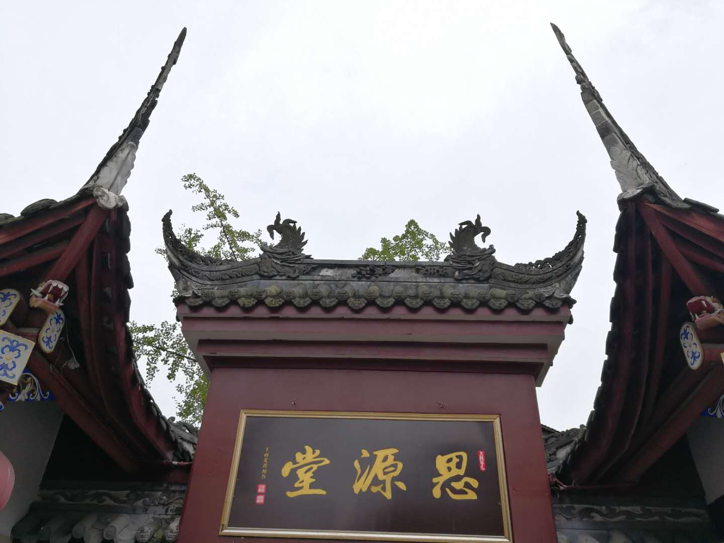 拼车去*藏西**，看功夫熊猫都江堰，导游带进购物店，让躺在床上体验