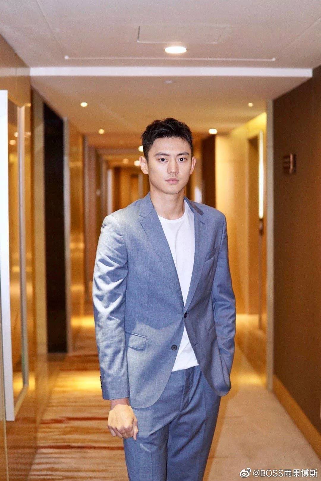 老铁放肆购!潮牌1~3折起,衣麦仓哈尔滨银泰店被时尚咖“攻陷”