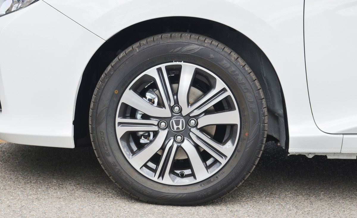 飞度三厢版价格,飞度地球梦1.592还是95