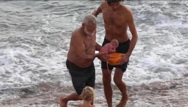 最强产妇走出产房,最霸气产妇生完孩子把老公打住院