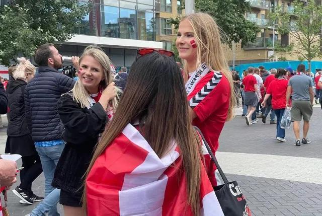 英格兰挺进决赛球迷反应,英格兰女球迷疯狂庆祝胜利