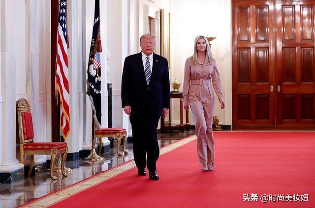 伊万卡最新亮相穿得太少女了 (伊万卡穿吊带紧身裙出席活动照片)