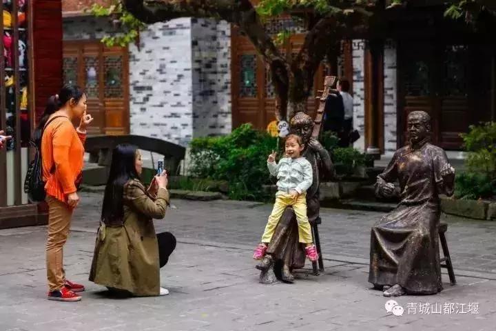 拒绝“人从众”！这个国庆必须到都江堰耍个“懒”，老街茶房、泥塑木作、古园书屋，快来享受你的小闲趣~