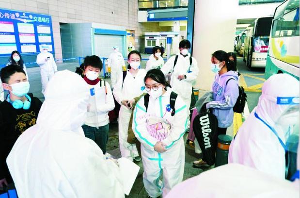 突破220万,哈尔滨1传50人,央视主播哽咽,白岩松力挺背后多可怕？