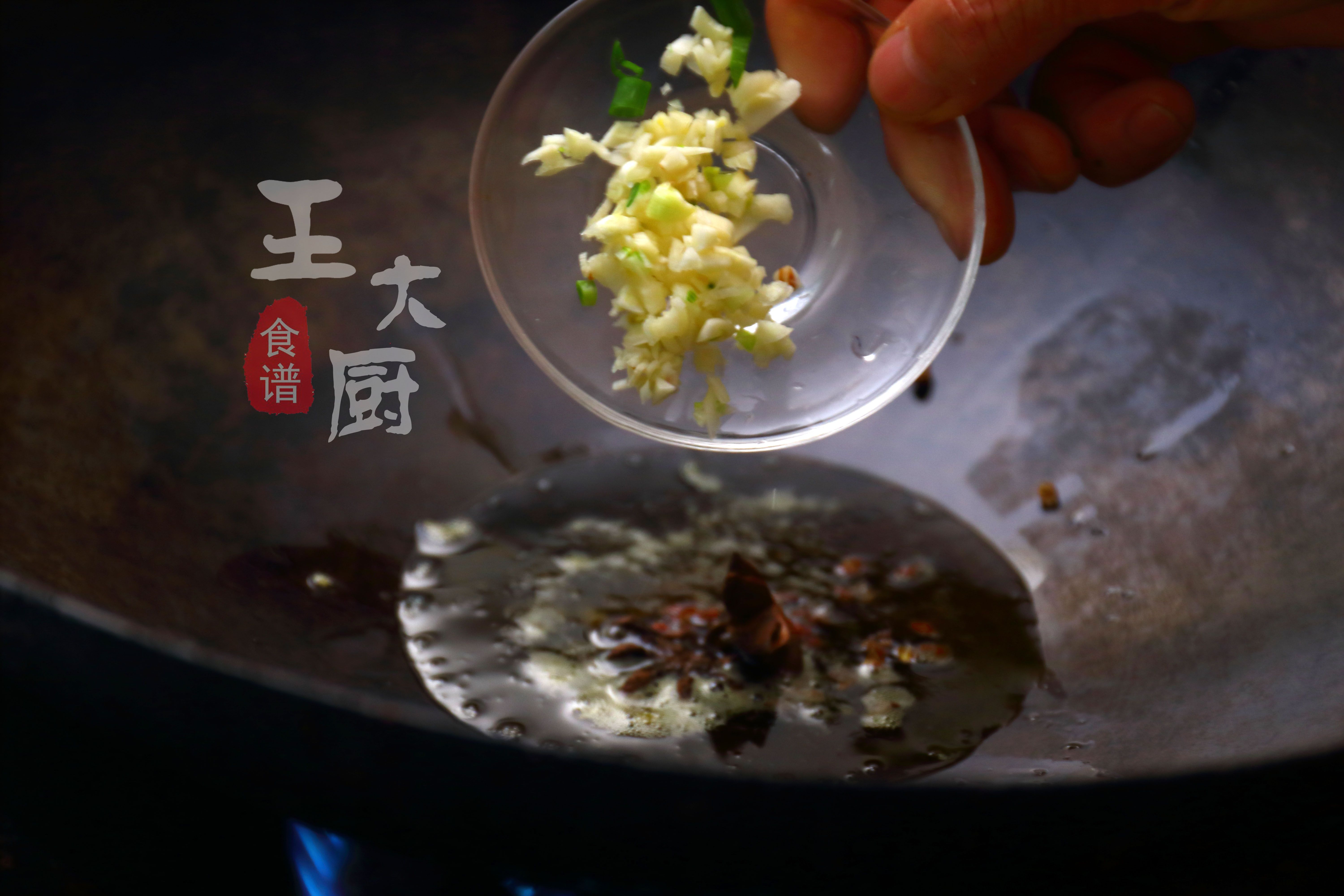 干锅肥肠的家常做法,香辣爽口,肥而不腻,超下饭,家人都爱吃