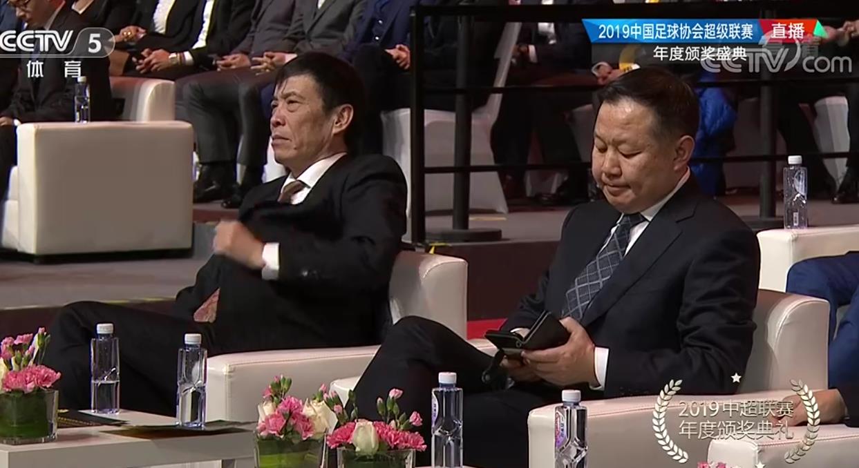 足协深夜发声惹争议引球迷不满,引起球迷们对中国足协的激烈讨论