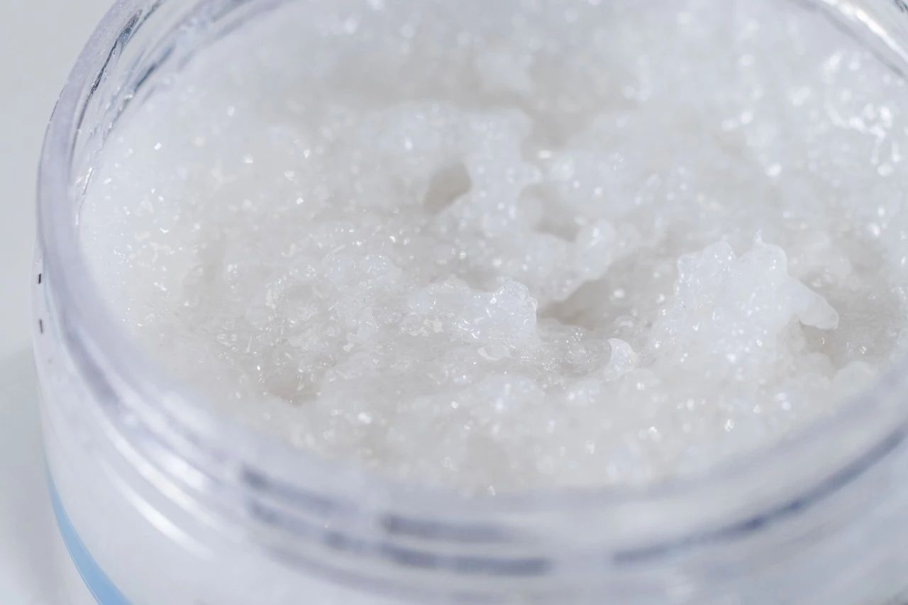 头发易出油头皮多怎么回事,头皮上有螨虫头发掉怎么办