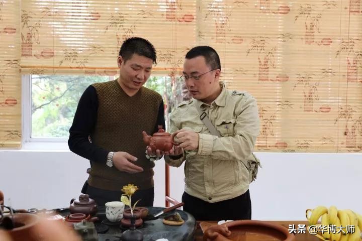 南京外国语学校师生家长一行欢聚华博紫砂园园主熊正根热情接待！