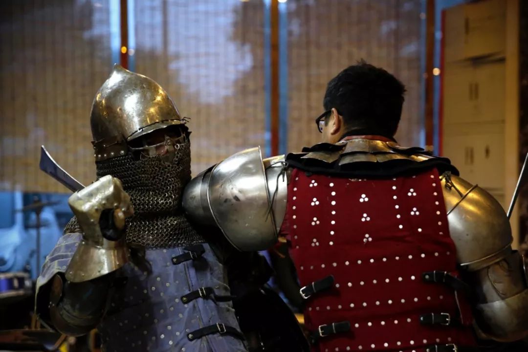 身披重甲、手握关刀,在欧洲赛场上硬刚的中国战士