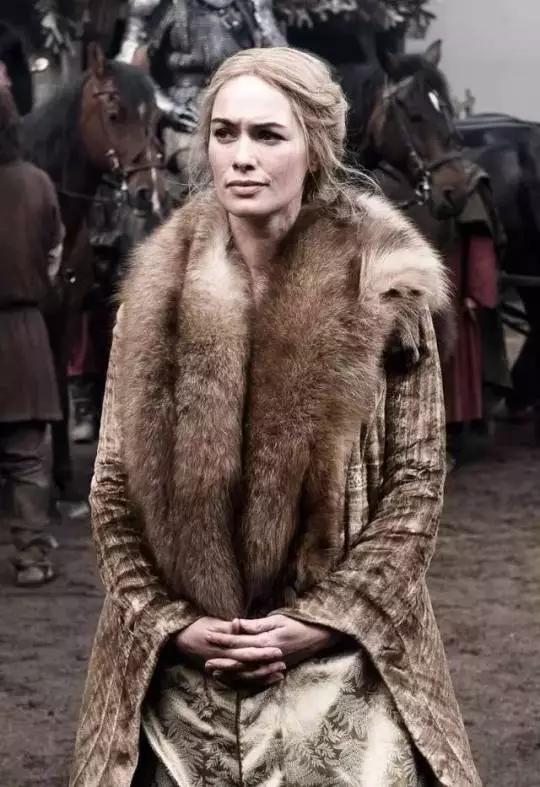 同事穿了一件新的大衣,皮草怎么穿不胖中长款