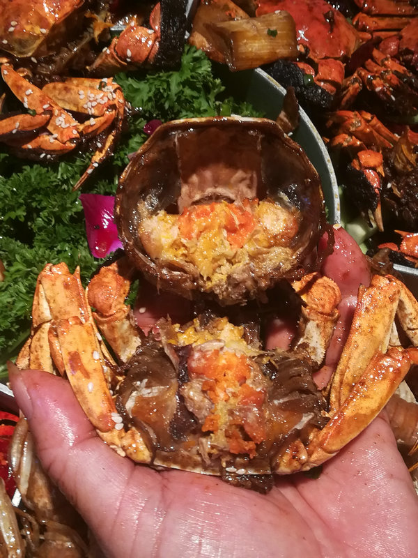 这家虾铺有搞作，在红色的海洋中剥龙虾看球，好热闹