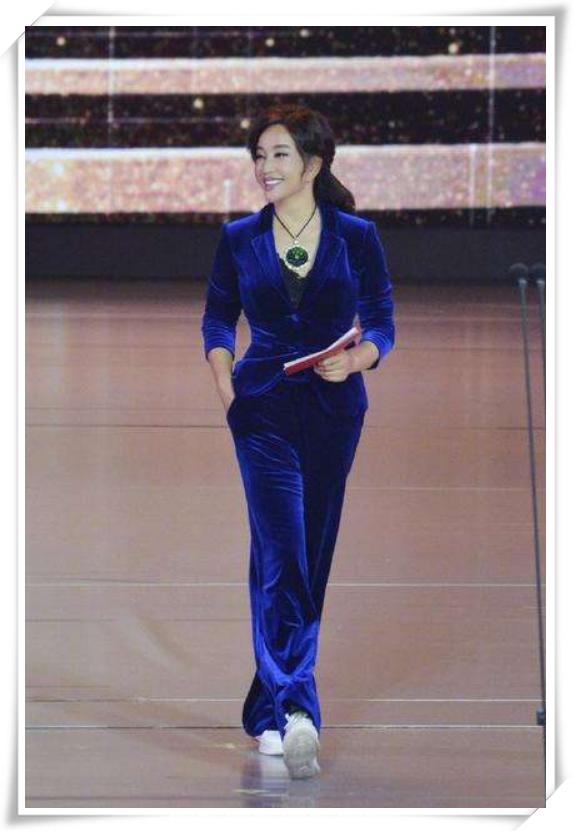 刘晓庆不化妆照片曝光,63岁刘晓庆出席活动大秀锁骨皮肤