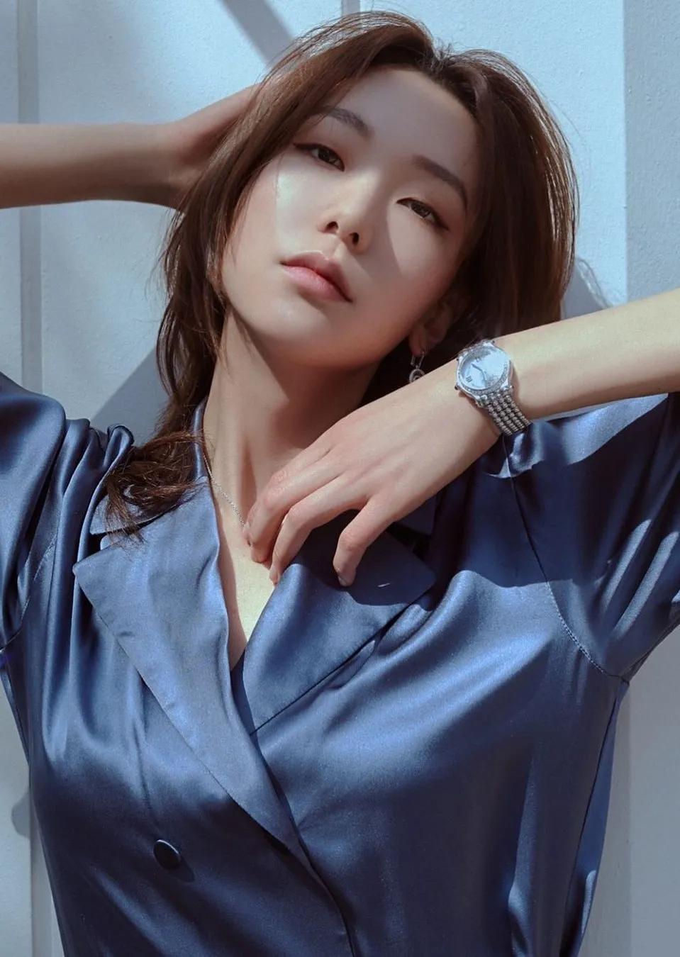 这个被嘲矮的超模火了！一脸硬伤，为啥还被Dior、Prada抢着宠？