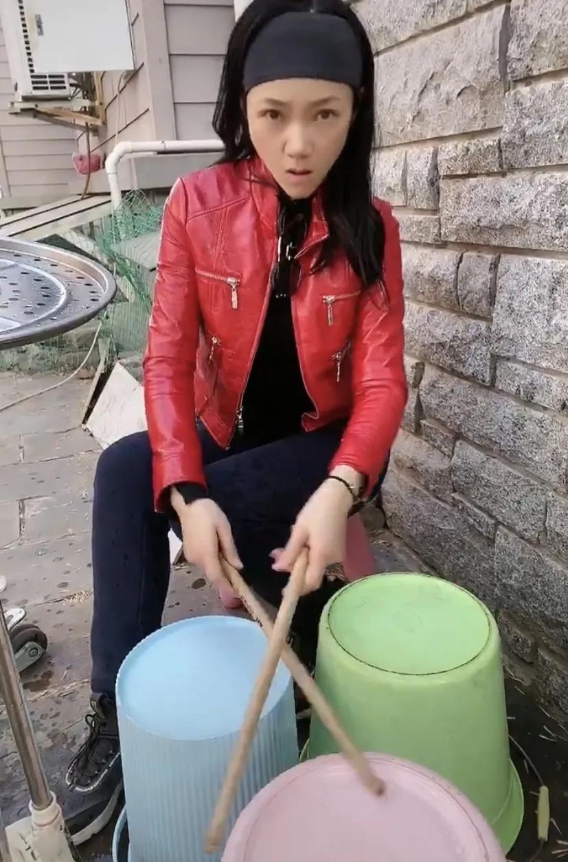 安徽台一姐周群台下好嚣张,安徽台一姐周群艺术照