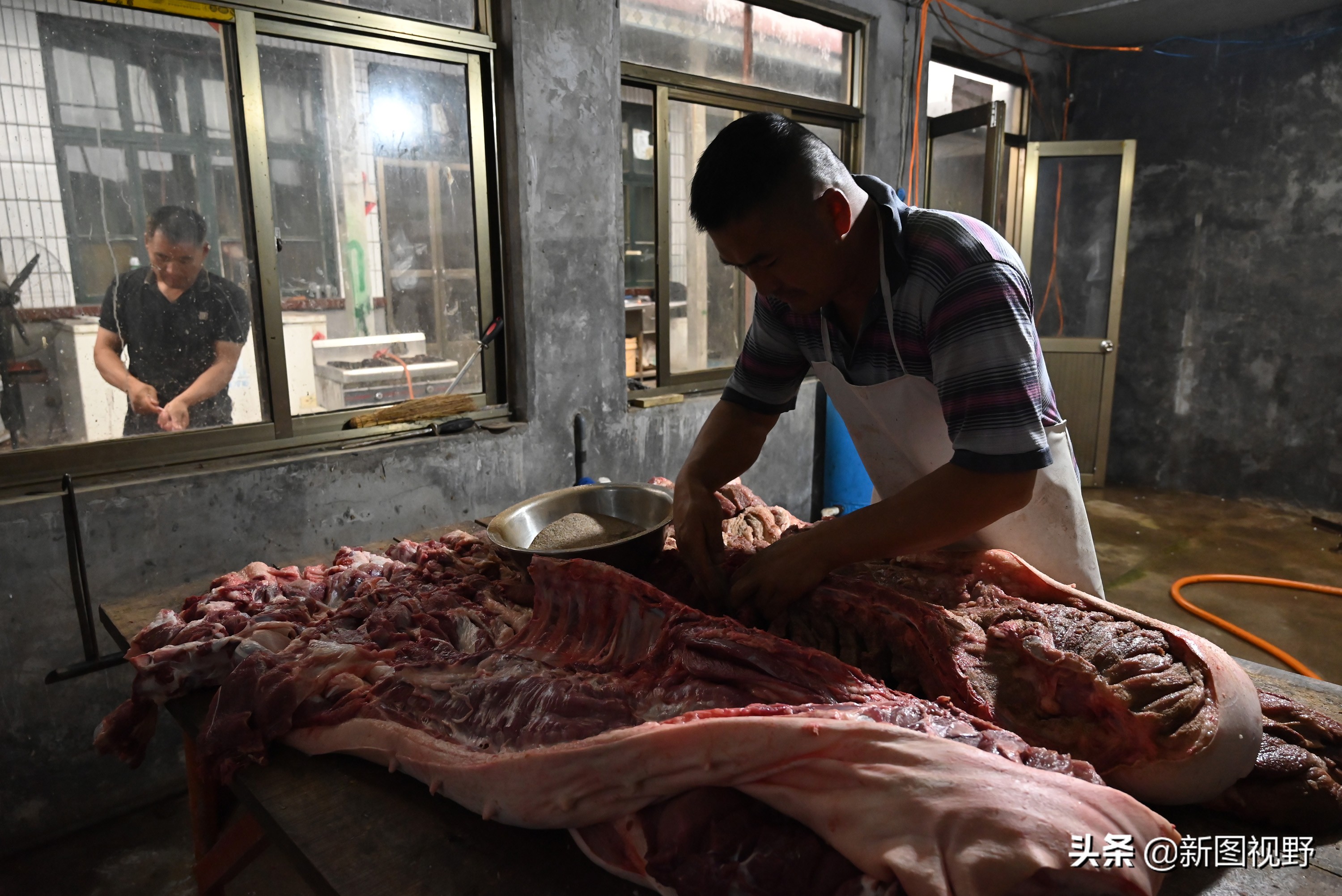 猪价下跌,夫妻“烤全猪”停烤2年后开烤,200斤烤肉出炉就卖光