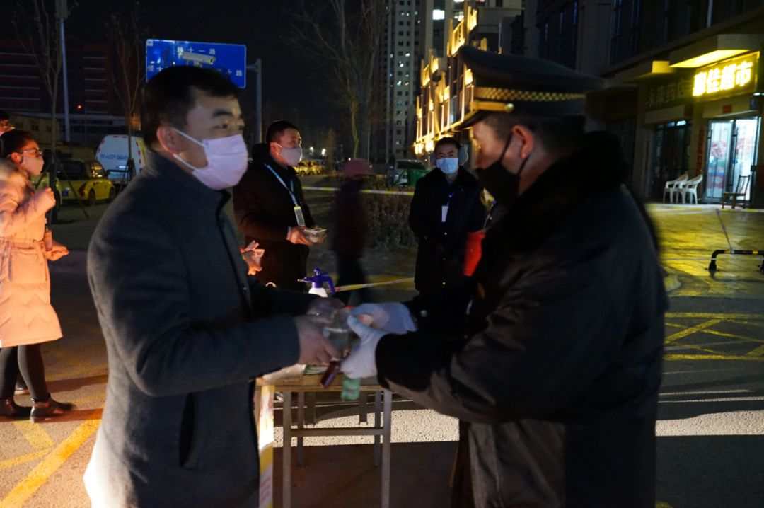 雪夜寒风送汤圆疫情防控暖人心,疫情期间千家万户送温暖