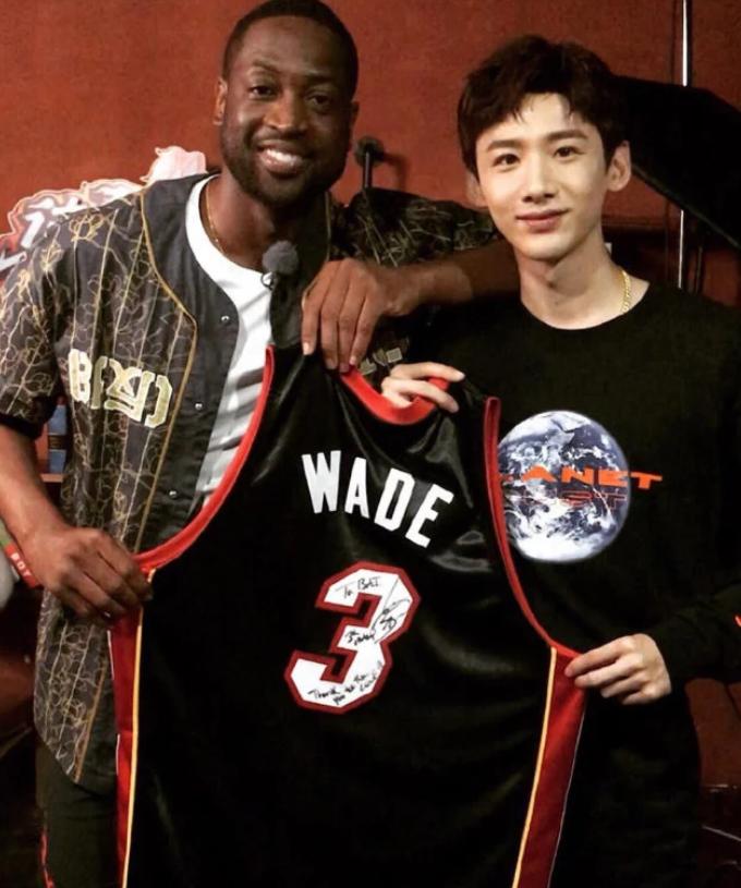 白敬亭穿的安踏粉色篮球鞋是哪双,白敬亭打篮球上海安踏活动背影