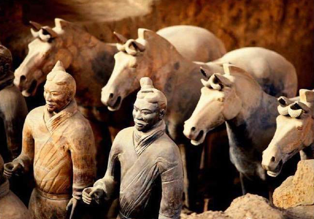 秦陵兵马俑为什么没有兵器 (秦兵马俑为什么不戴头盔)