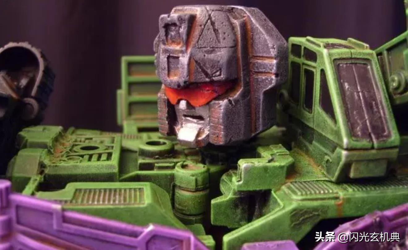 变形金刚动漫人物:重涂塑造战损严重的挖地虎组合-大力神