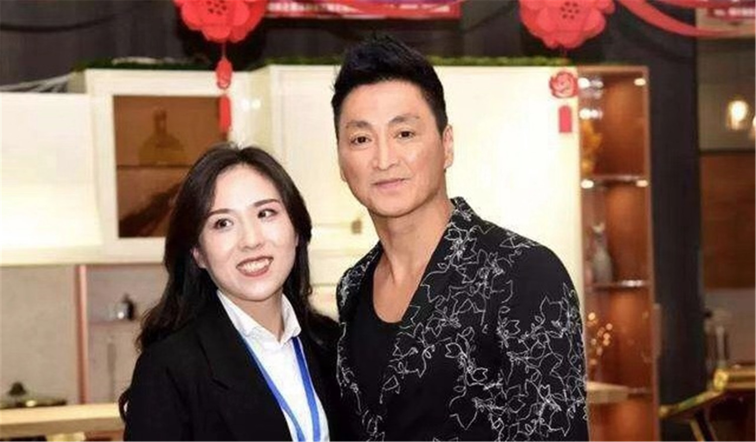 展昭沦落为酒鬼,展昭成了亿万富翁