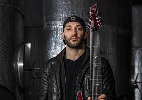 在高手如林的比赛中获胜,世界顶级四位吉他大师