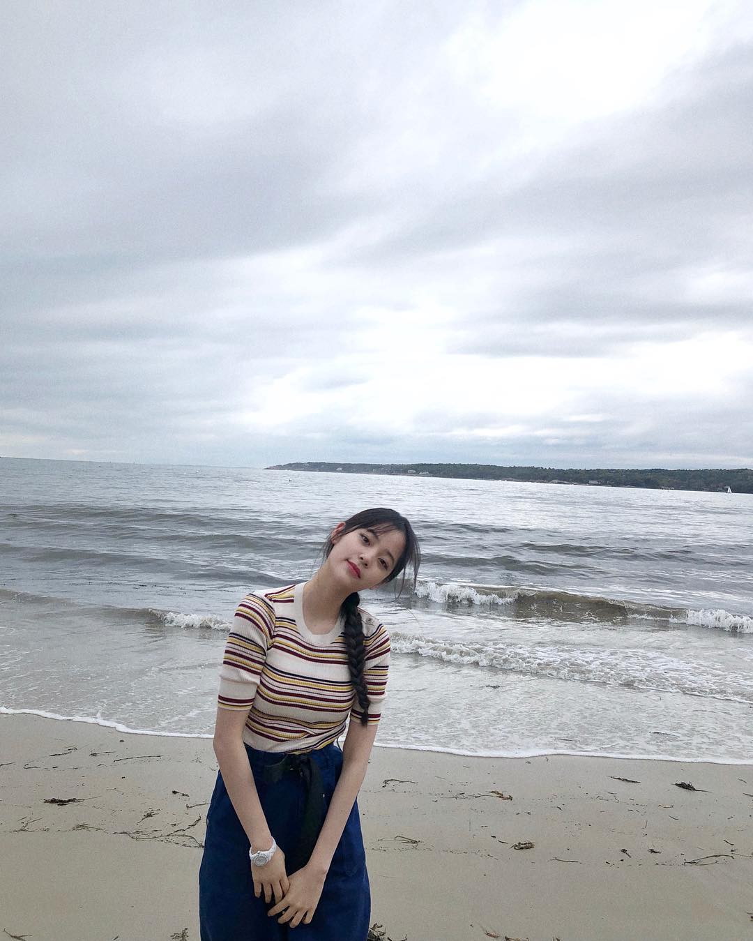 欧阳娜娜夏日穿衣服,欧阳娜娜短t恤和两个小辫子