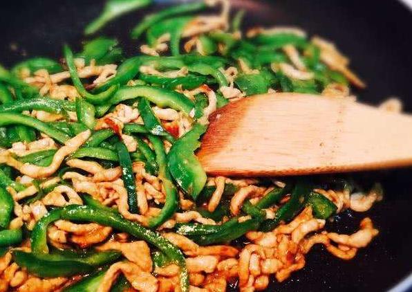 无论炒哪种肉丝，都不要直接下锅，多做2步，肉丝不干不柴很入味