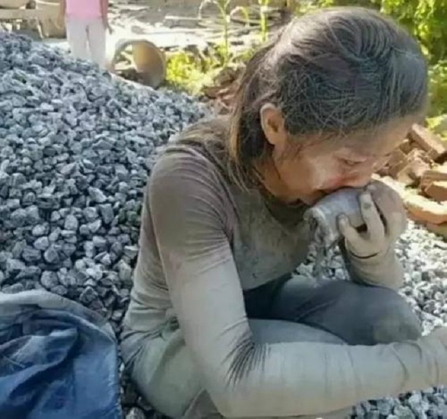 卖惨走红的水泥妹是什么行为,2017年靠卖惨走红水泥妹