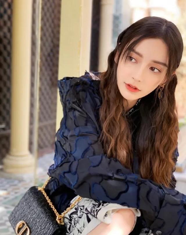 郑爽蛋卷发型堪称绝美，杨幂baby也毫不逊色，减龄时尚气质全开