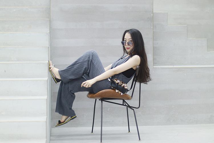 穿上即陷进柔软的「纸片人」背带裤,一封写给夏天的慵懒情书