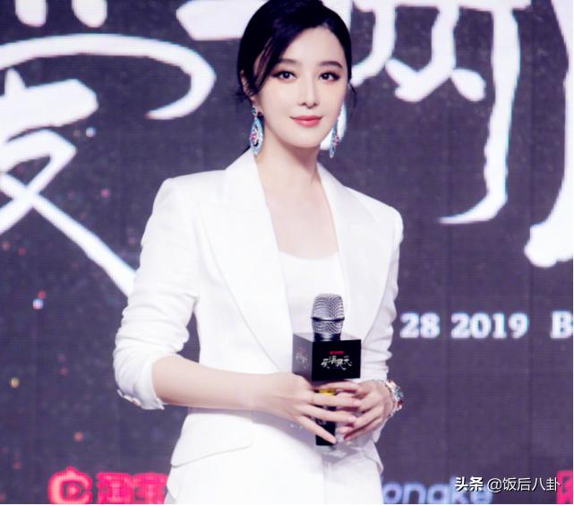 范冰冰晒自拍露出无名指戒指,范冰冰衣着平底鞋无名指戒指抢镜