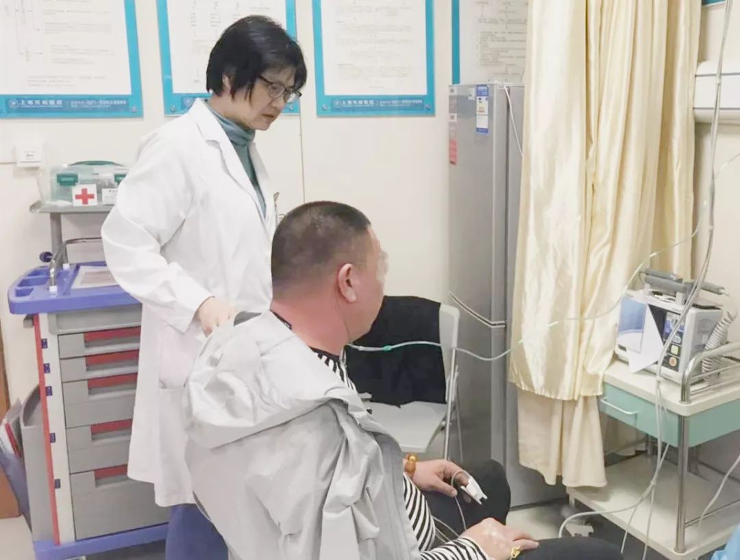 一男子头孢喝酒抢救,男子注射头孢后吃饭饮酒突然昏迷