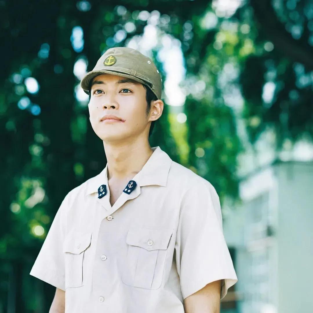 拍照姿势大全男生对镜子超清,男生在花海怎么拍照姿势好看