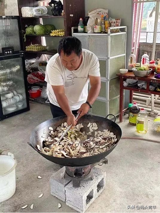 五个爱踢足球的贵州山区少女，能在广州逆天改命吗？