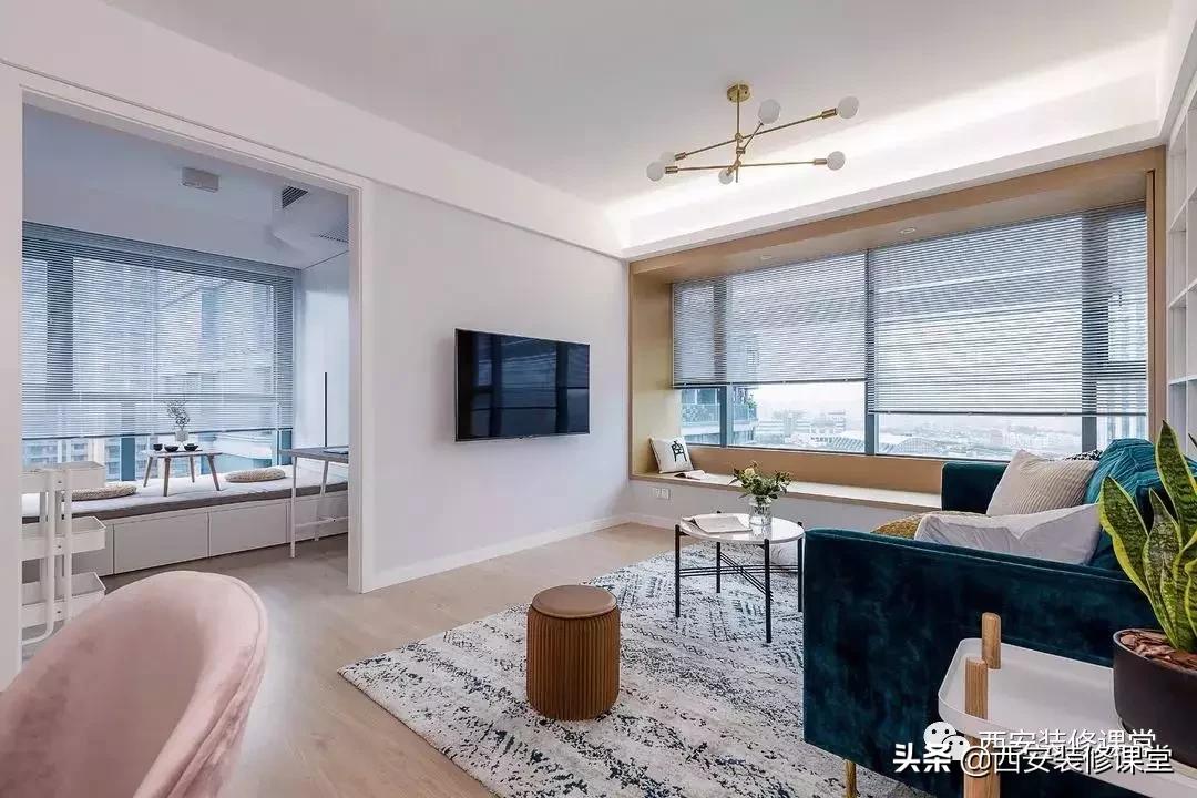 在客厅隔出一间卧室带阳台,客厅软隔断隔出一间卧室