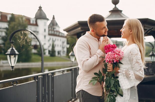 让女生快速产生好感该怎么做,如何引导男人付出让感情快速升温