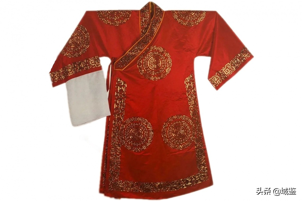 动辄数十万的京剧戏服，写满了中国故事