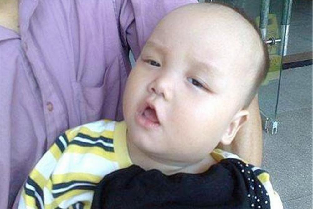 宝宝多大会喜欢吐舌头,宝宝爱吐舌头越来越丑