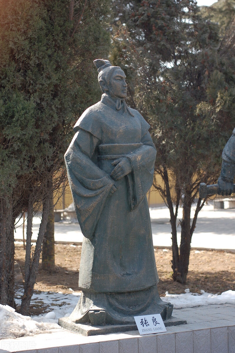 陶渊明辞官归隐故事,陶渊明辞官归隐历史典故50字